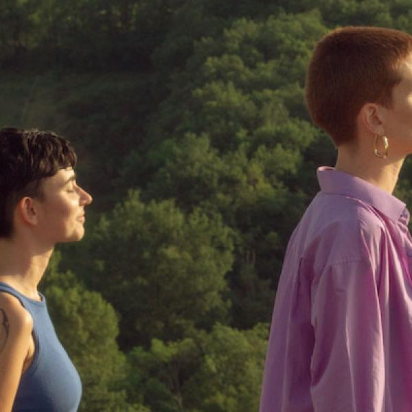 © Amy Lauffer Neff Les deux chanteuses sont dans un chant, tournées vers le soleil, yeux fermés.