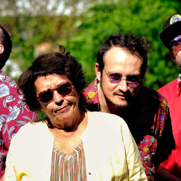 © Rita Macedo & Jambu Boys Le groupe est dehors et porte des lunettes de soleil.