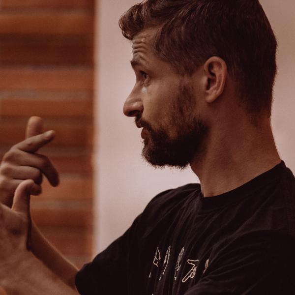 © Mathieu Lacout Un homme signe en Langue des Signes Française (LSF).