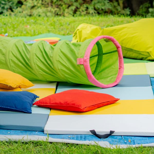@ Solveig Augereau Espace pour les enfants avec tapis, coussins et jeux colorés.