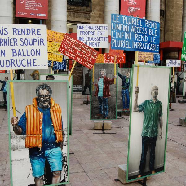 Crédit photo : Les Cubiténistes Photo : Le sourire est un élastique tendu entre les oreilles - Visuel 1
